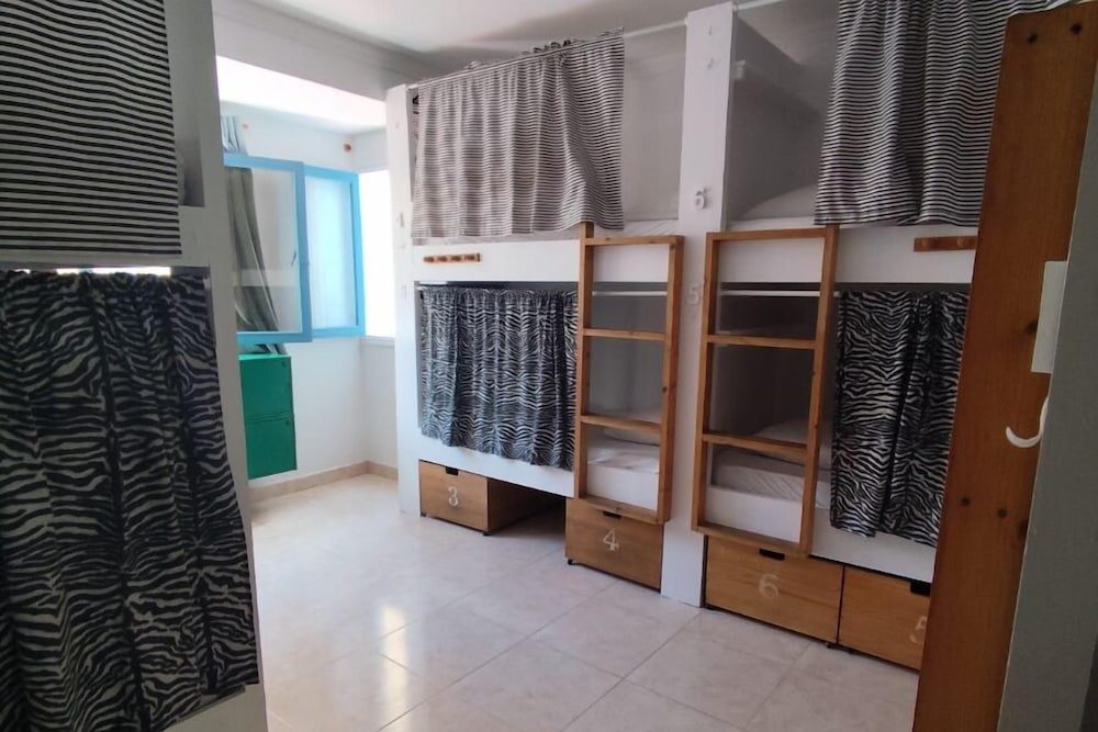 Dormitorio mixto 8 camas, baño compartido del hotel La Ventana Azul Surf