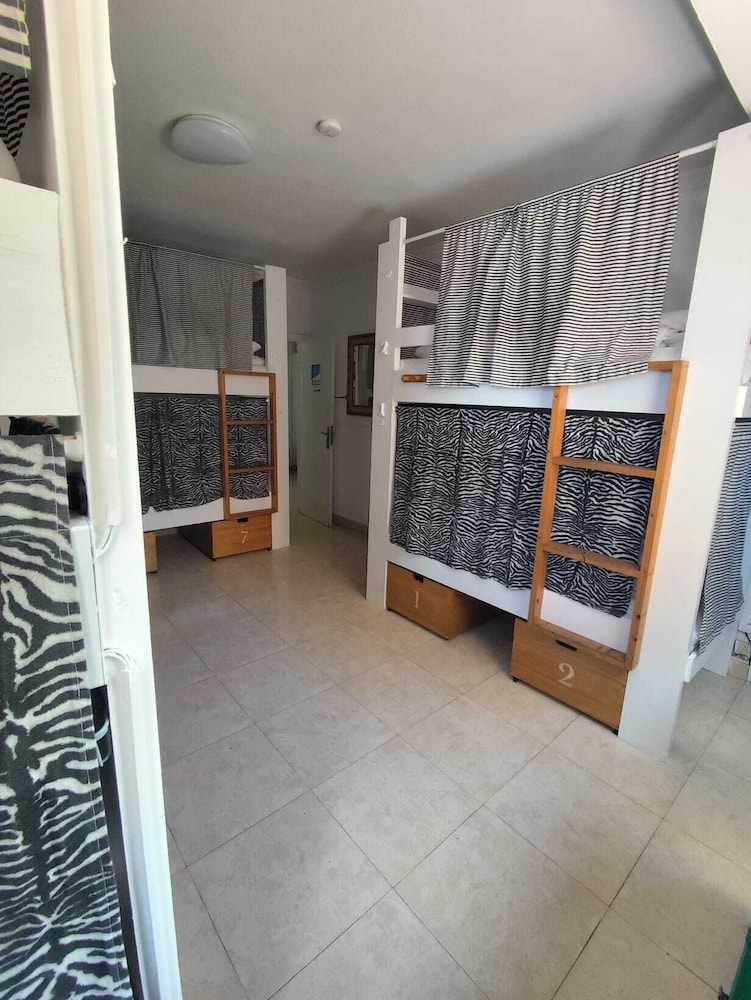 Dormitorio mixto 8 camas, baño compartido del hotel La Ventana Azul Surf. Foto 2