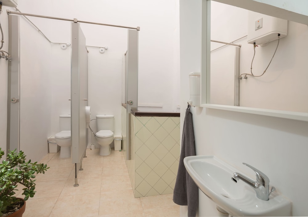 Dormitorio mixto 8 camas, baño compartido del hotel La Ventana Azul Surf. Foto 4