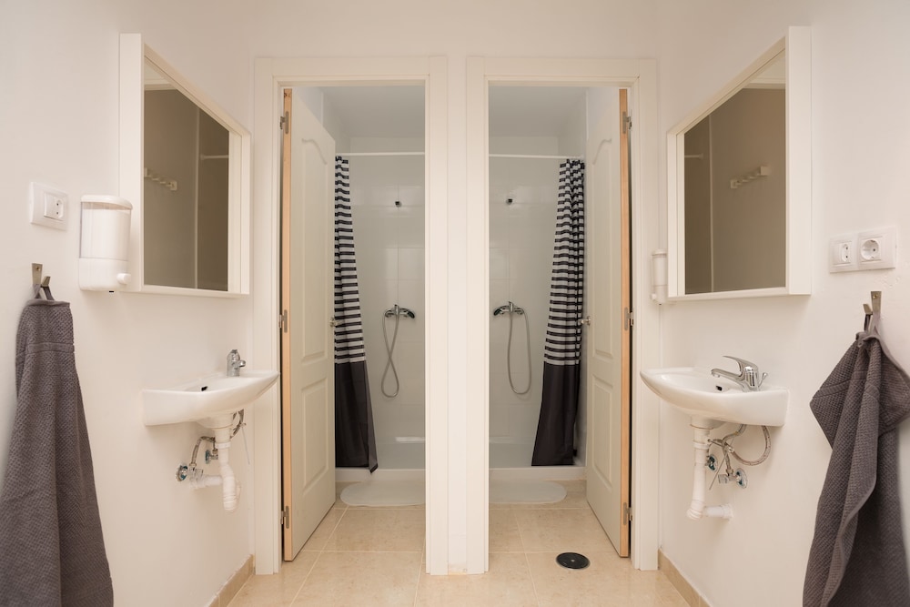 Dormitorio mixto 8 camas, baño compartido del hotel La Ventana Azul Surf. Foto 5