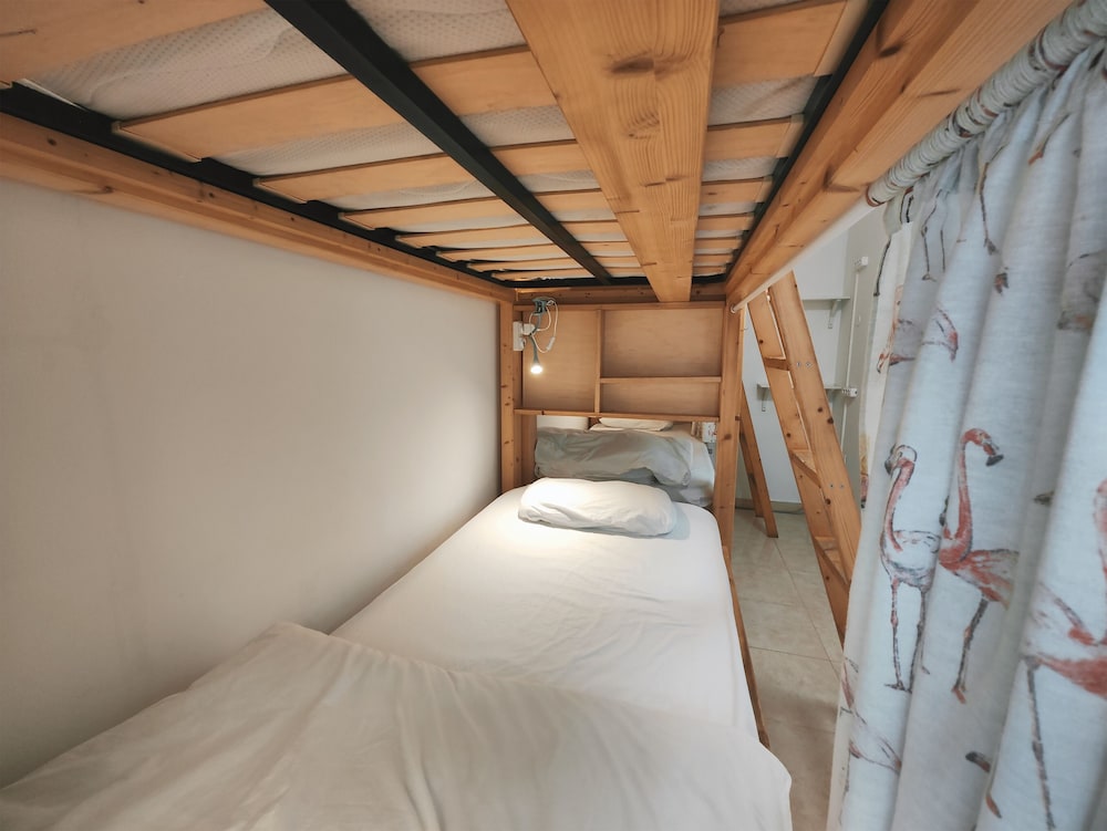 Dormitorio mixto 4 camas, baño compartido del hotel La Ventana Azul Surf Hostel. Foto 1