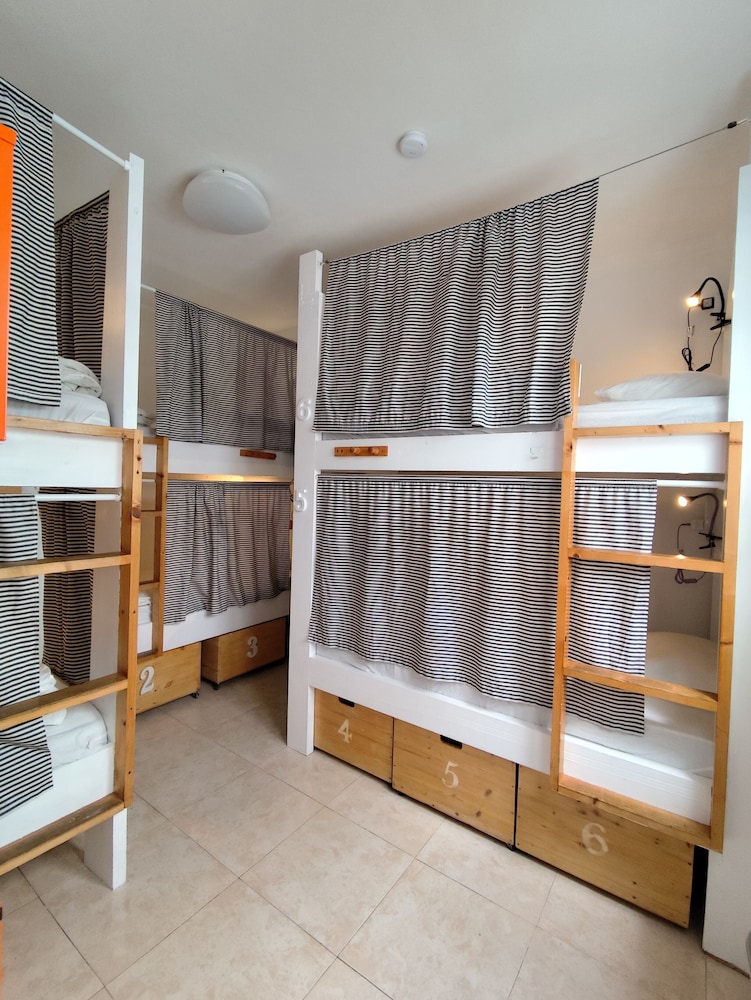 Dormitorio mixto 6 camas, baño compartido del hotel La Ventana Azul Surf