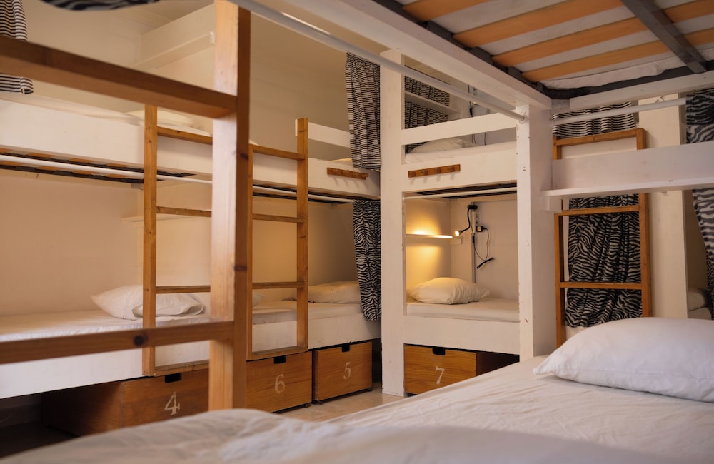 Dormitorio mixto 8 camas, baño compartido del hotel La Ventana Azul Surf. Foto 4