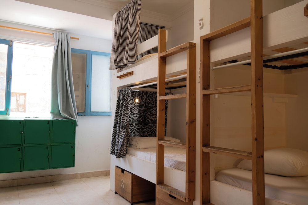 Dormitorio mixto 8 camas, baño compartido del hotel La Ventana Azul Surf. Foto 6