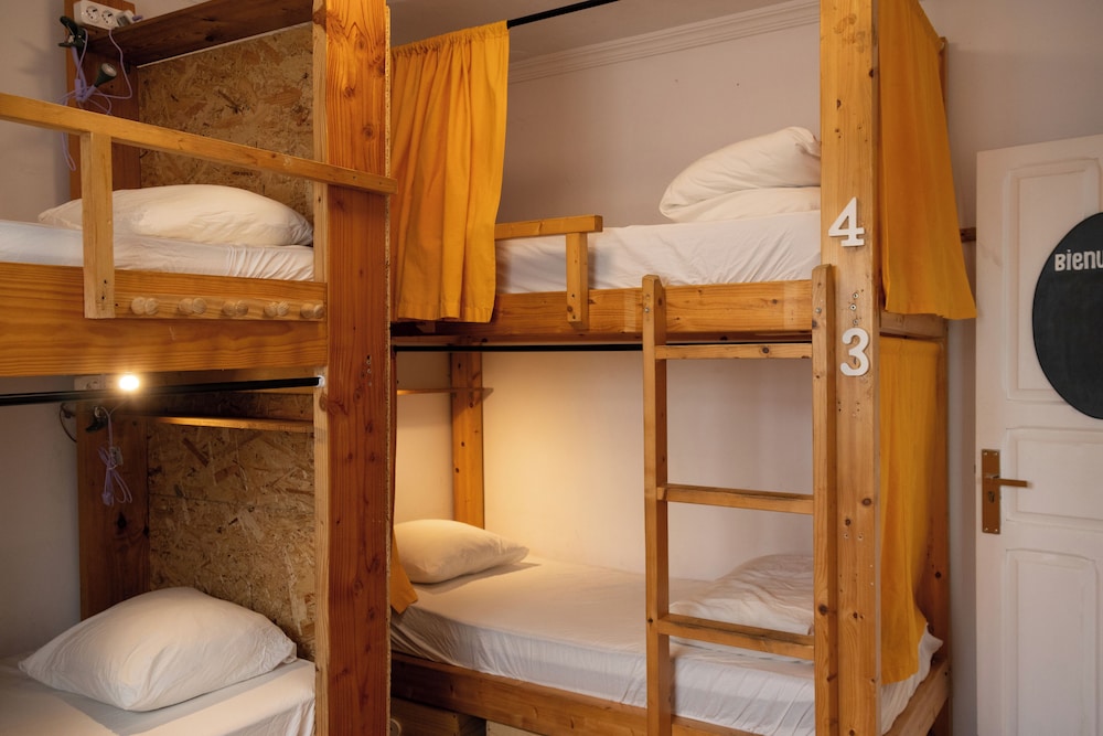 Dormitorio femenino 4 camas, baño compartido del hotel La Ventana Azul Surf. Foto 1