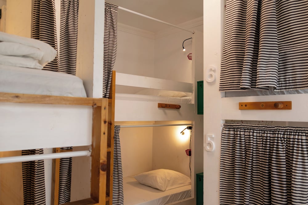 Dormitorio mixto 6 camas, baño compartido del hotel La Ventana Azul Surf. Foto 1