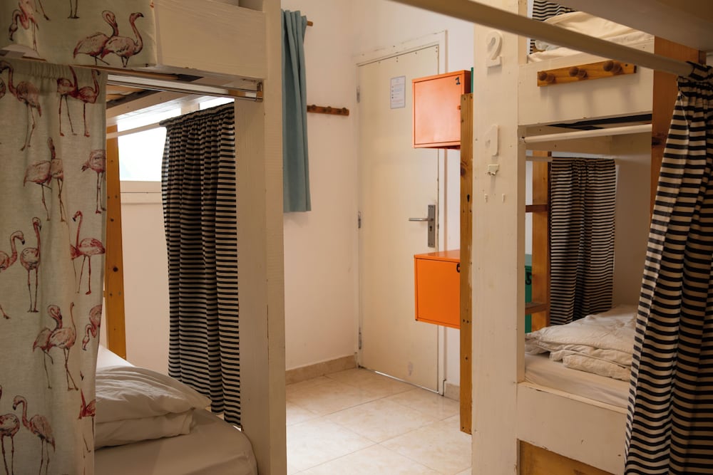 Dormitorio mixto 6 camas, baño compartido del hotel La Ventana Azul Surf. Foto 3