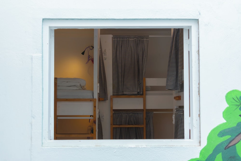 Dormitorio mixto 6 camas, baño compartido del hotel La Ventana Azul Surf. Foto 4