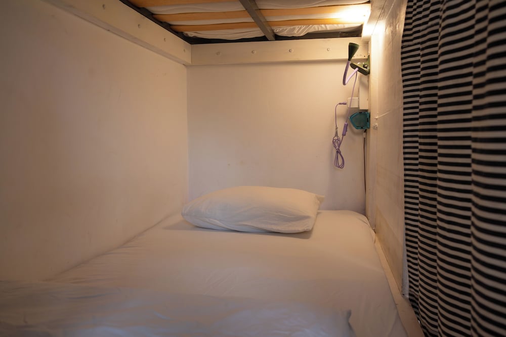 Dormitorio mixto 6 camas, baño compartido del hotel La Ventana Azul Surf. Foto 5