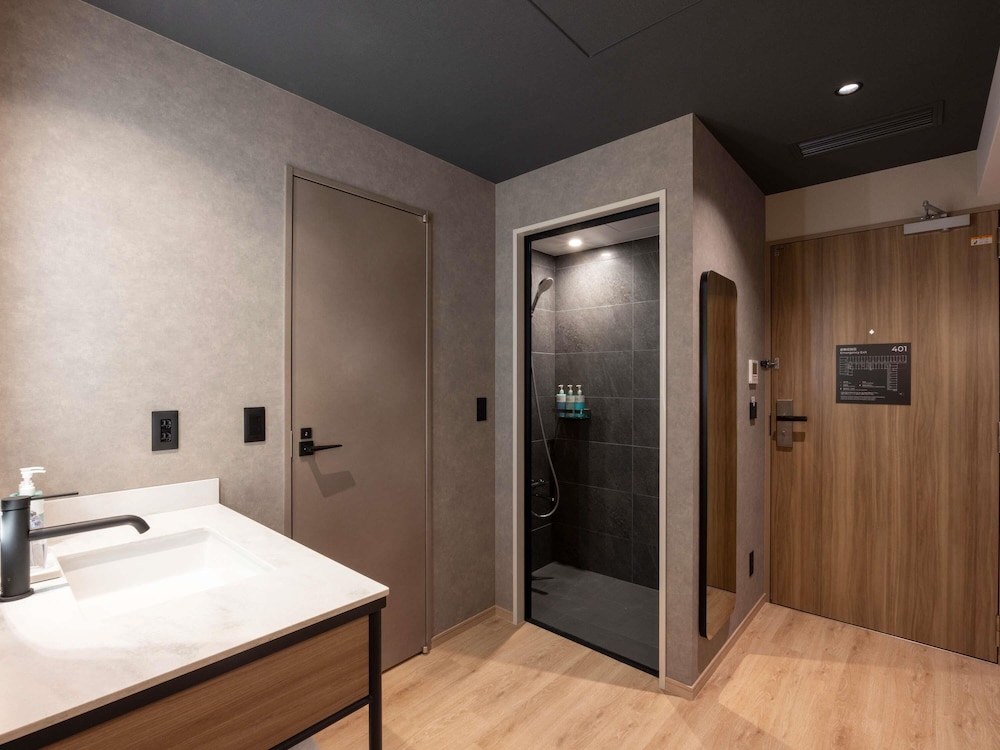 Habitación Estándar con 1 cama doble, ducha del hotel Novotel Nara. Foto 10