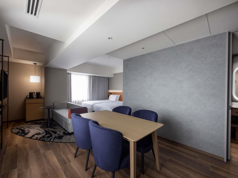 Habitación Ejecutiva Superior con 2 camas individuales, bañera, Acceso al Salón del hotel Novotel Nara. Foto 11
