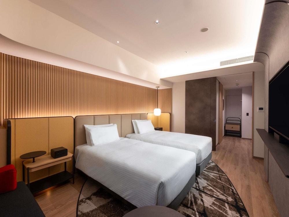 Suite Ejecutiva con 2 camas individuales, bañera, Acceso al Salón del hotel Novotel Nara. Foto 6