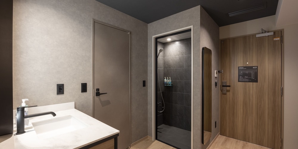 Habitación Estándar con 2 camas individuales, ducha del hotel Novotel Nara. Foto 12