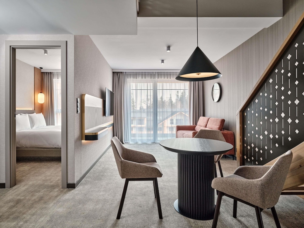 Habitación Deluxe, varias camas del hotel Mövenpick Resort & Spa Karpacz. Foto 4