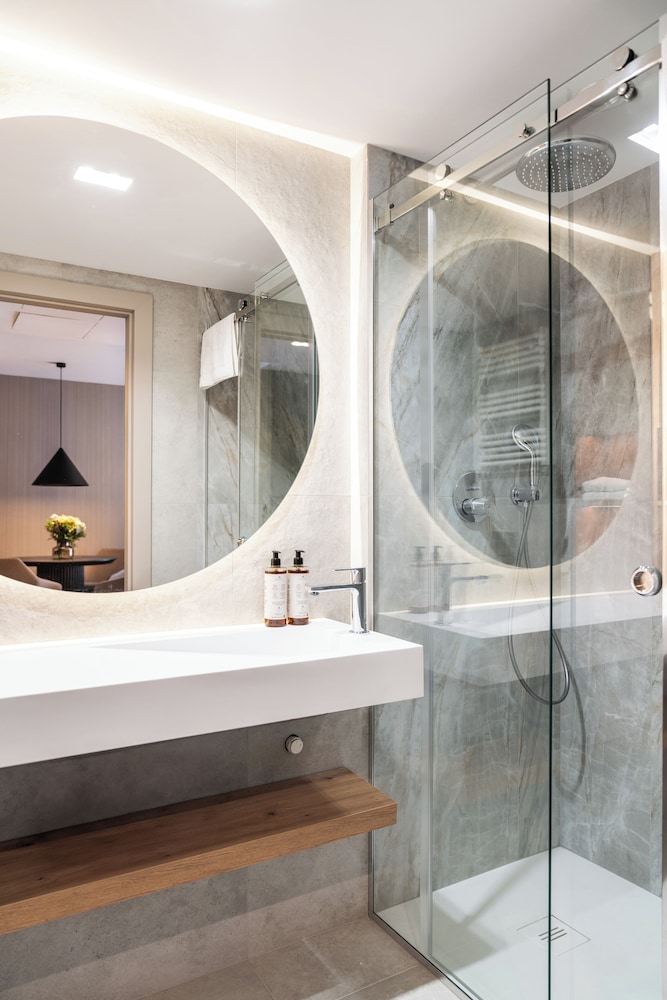 Habitación superior, 1 cama de matrimonio con sofá cama del hotel Mövenpick Resort & Spa Karpacz. Foto 6