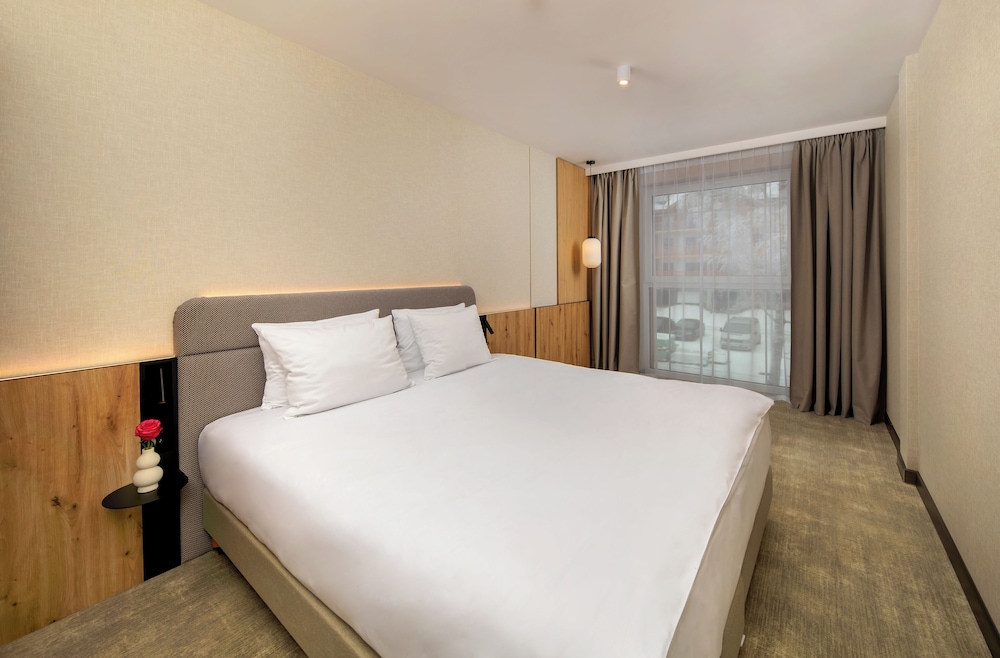 Suite junior, varias camas del hotel Mövenpick Resort & Spa Karpacz. Foto 1