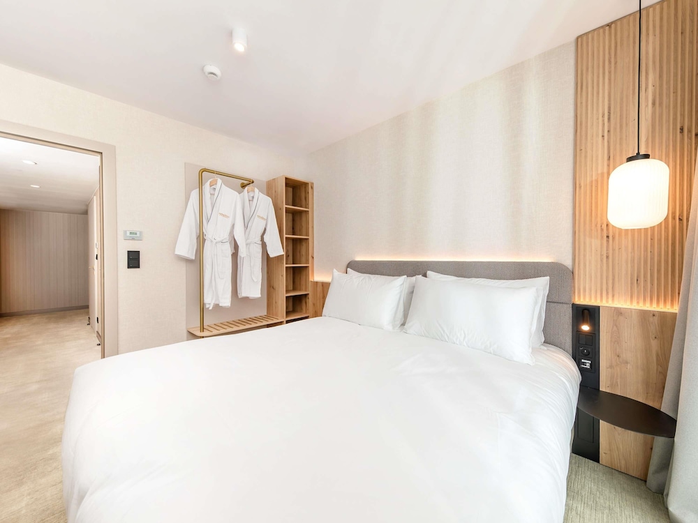 Suite junior, varias camas del hotel Mövenpick Resort & Spa Karpacz. Foto 4