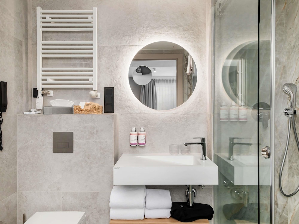 Suite junior, varias camas del hotel Mövenpick Resort & Spa Karpacz. Foto 5