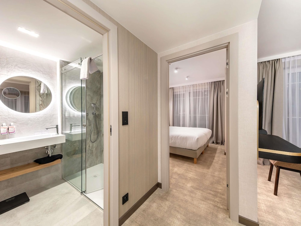 Suite junior, varias camas del hotel Mövenpick Resort & Spa Karpacz. Foto 6