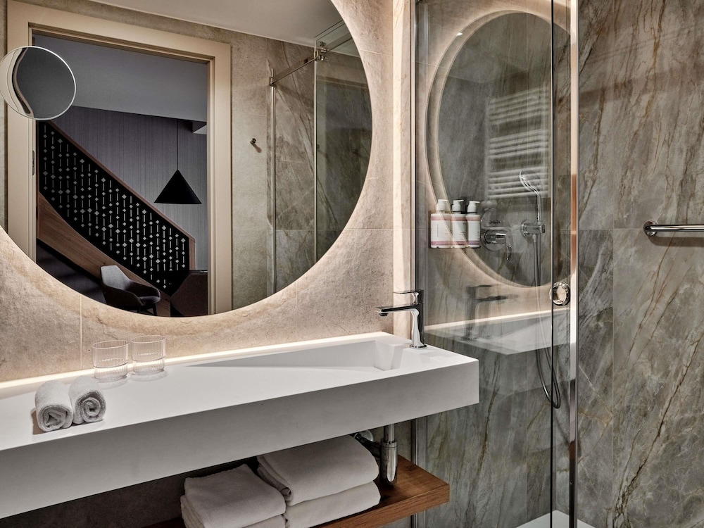 Habitación Deluxe, varias camas del hotel Mövenpick Resort & Spa Karpacz. Foto 7