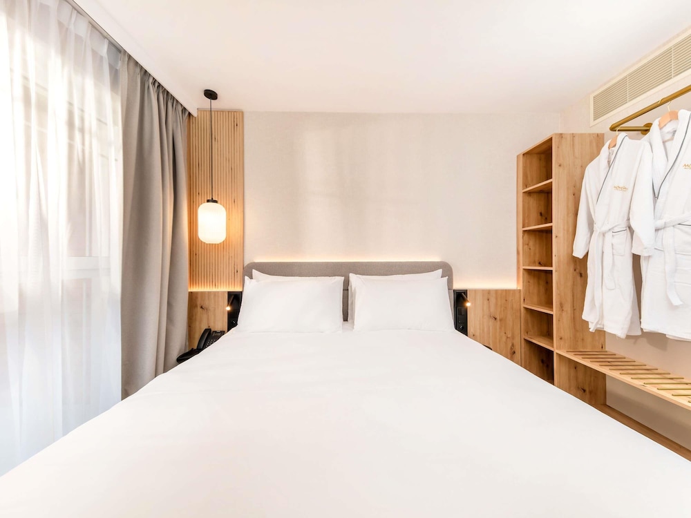 Suite junior, varias camas del hotel Mövenpick Resort & Spa Karpacz. Foto 10