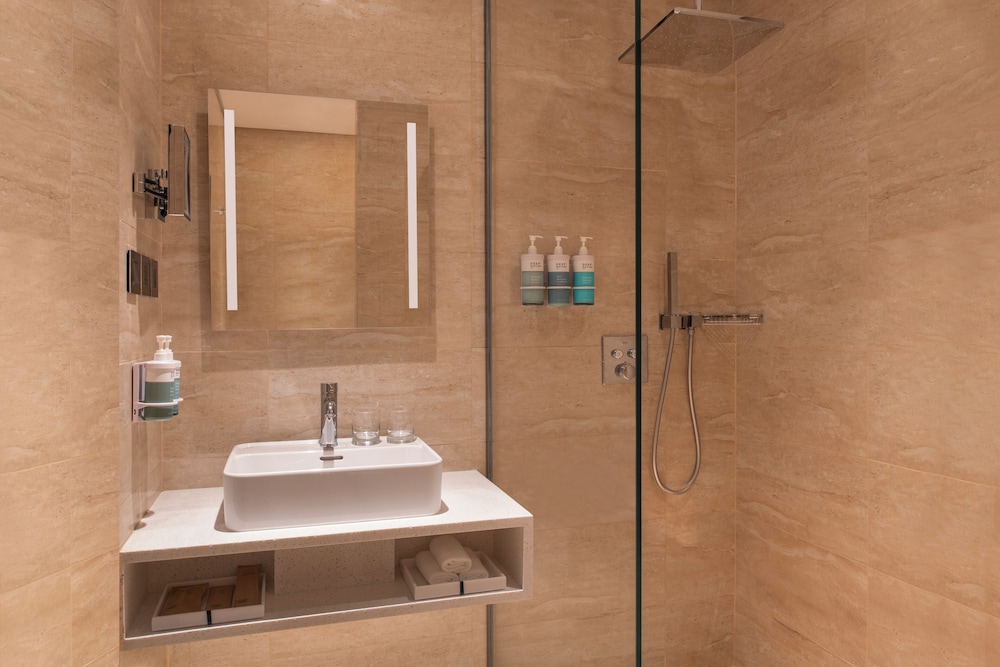 Habitación Estándar con 1 cama doble del hotel Novotel Riyadh Sahafa. Foto 5