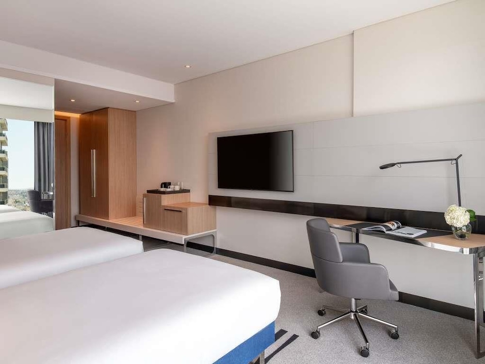 Habitación estándar con 2 camas individuales del hotel Novotel Riyadh Sahafa. Foto 3