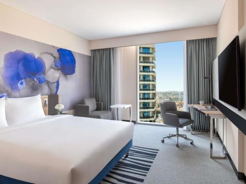 Habitación Superior para huéspedes con discapacidad, con 1 cama doble, lado de la ciudad del hotel Novotel Riyadh Sahafa