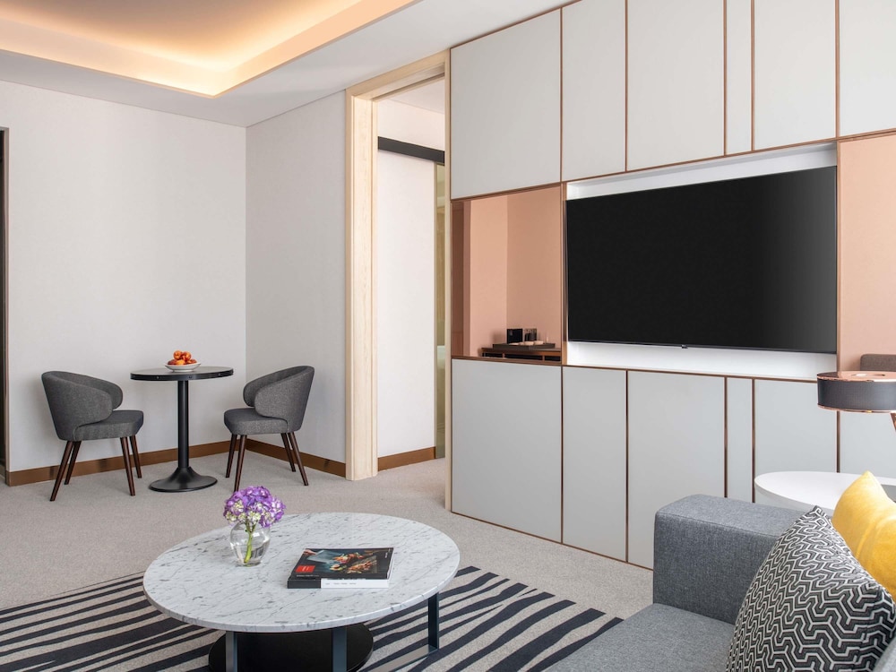 Suite Ejecutiva con 1 cama doble del hotel Novotel Riyadh Sahafa. Foto 1