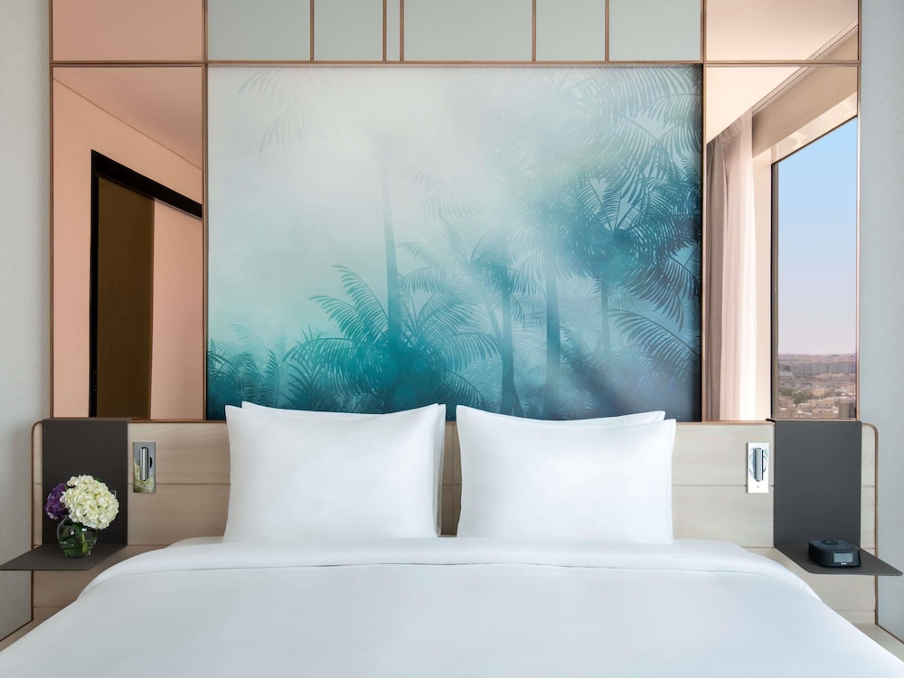 Suite Ejecutiva con 1 cama doble del hotel Novotel Riyadh Sahafa. Foto 4