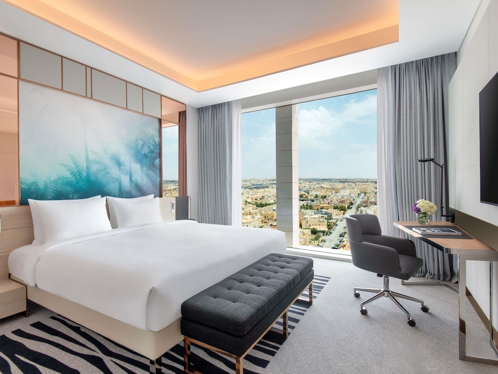 Suite Ejecutiva con 1 cama doble del hotel Novotel Riyadh Sahafa. Foto 5