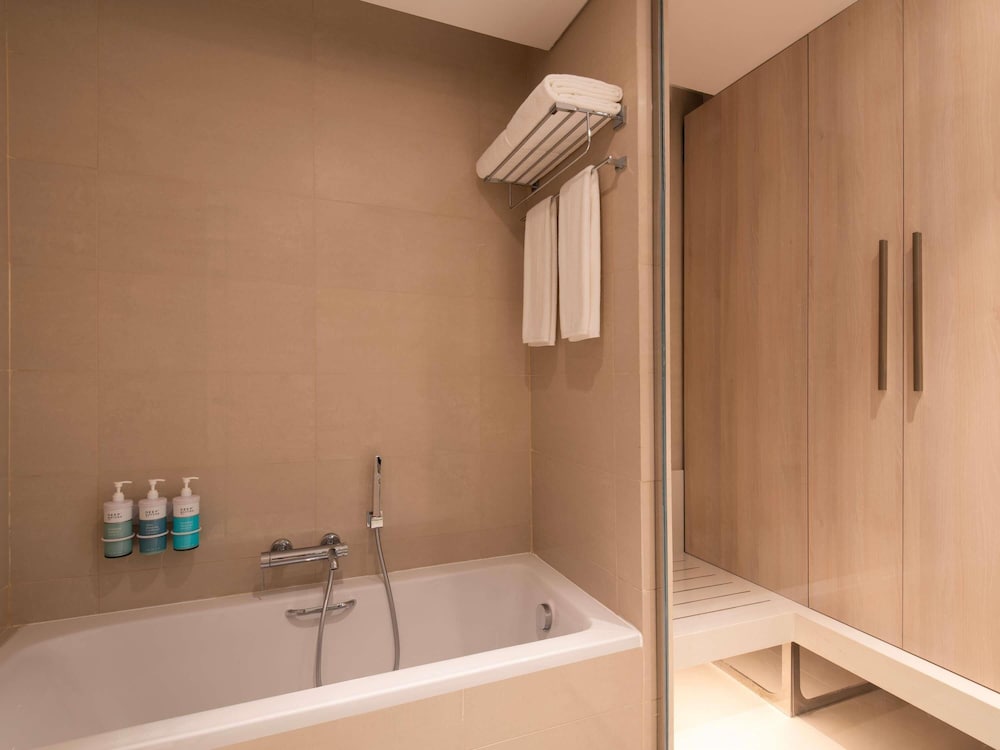 Suite Ejecutiva con 1 cama doble del hotel Novotel Riyadh Sahafa. Foto 6