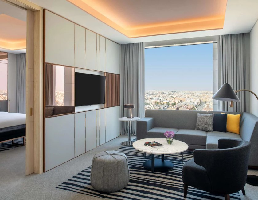 Suite 1 Cama king sin ventana Business del hotel Novotel Riyadh Sahafa. Foto 2