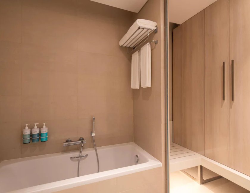 Suite 1 Cama king sin ventana Business del hotel Novotel Riyadh Sahafa. Foto 5