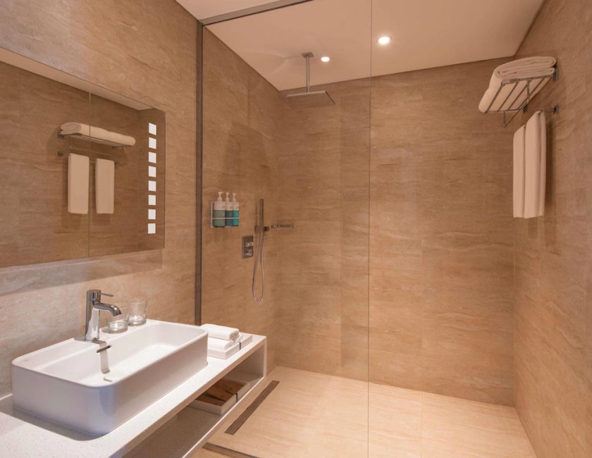 Habitación doble Superior 1 Cama king sin ventana del hotel Novotel Riyadh Sahafa. Foto 3