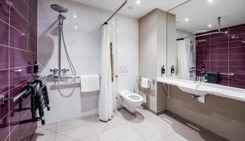 Habitación Doble adaptada para personas con movilidad reducida del hotel Premier Inn München City Zentrum. Foto 6