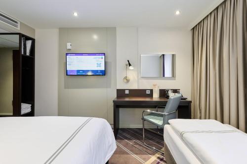 Habitación Triple Estándar del hotel Premier Inn München City Zentrum. Foto 9