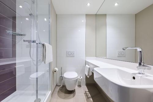 Habitación Cuádruple Estándar del hotel Premier Inn München City Zentrum. Foto 7