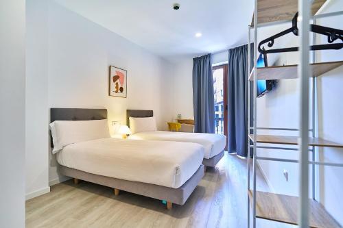 Habitación Doble Estándar del hotel Gran Vía by gaiarooms. Foto 21