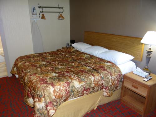Habitación Estándar - Cama extragrande del hotel Edelweiss Ski Lodge. Foto 1