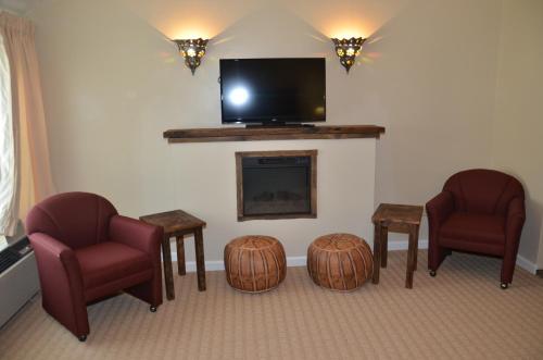 Suite con cama extragrande en casa de campo del hotel Edelweiss Ski Lodge