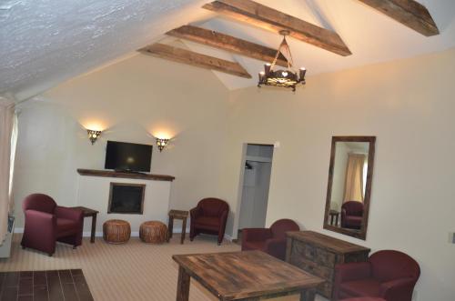 Suite con cama extragrande en casa de campo del hotel Edelweiss Ski Lodge. Foto 1