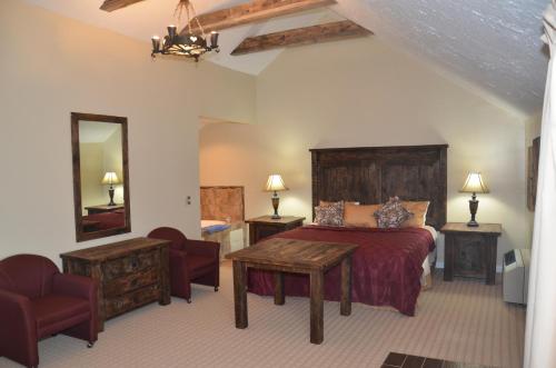 Suite con cama extragrande en casa de campo del hotel Edelweiss Ski Lodge. Foto 2