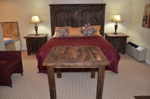 Suite con cama extragrande en casa de campo del hotel Edelweiss Ski Lodge. Foto 4