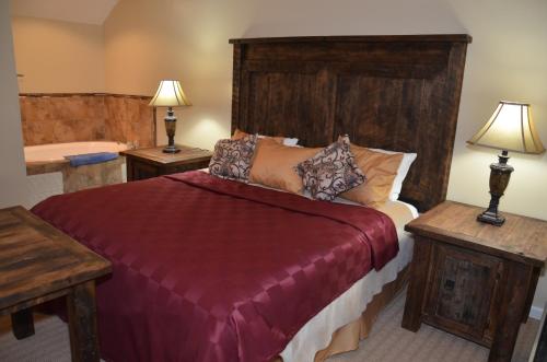 Suite con cama extragrande en casa de campo del hotel Edelweiss Ski Lodge. Foto 7