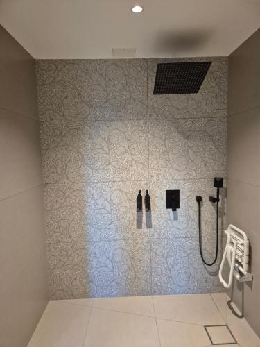 Habitación Familiar adaptada para personas de movilidad reducida del hotel Rosemay. Foto 2