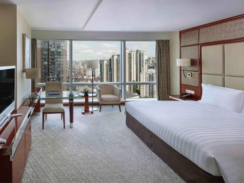 Habitación Deluxe con cama extragrande del hotel Pullman Shanghai Central. Foto 5