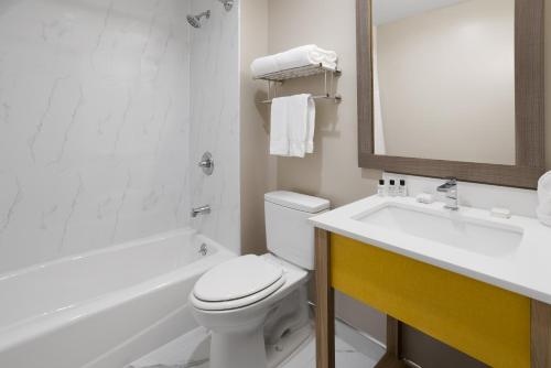 Habitación - No fumadores - Cama grande del hotel Days Inn by Wyndham Staten Island. Foto 2