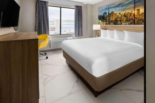 Habitación - No fumadores - Cama grande del hotel Days Inn by Wyndham Staten Island