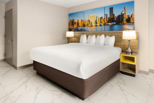 King Room with Tub with Grab Bars - Mobility Accessible/Non - Smoking del hotel Days Inn by Wyndham Staten Island. Foto 3